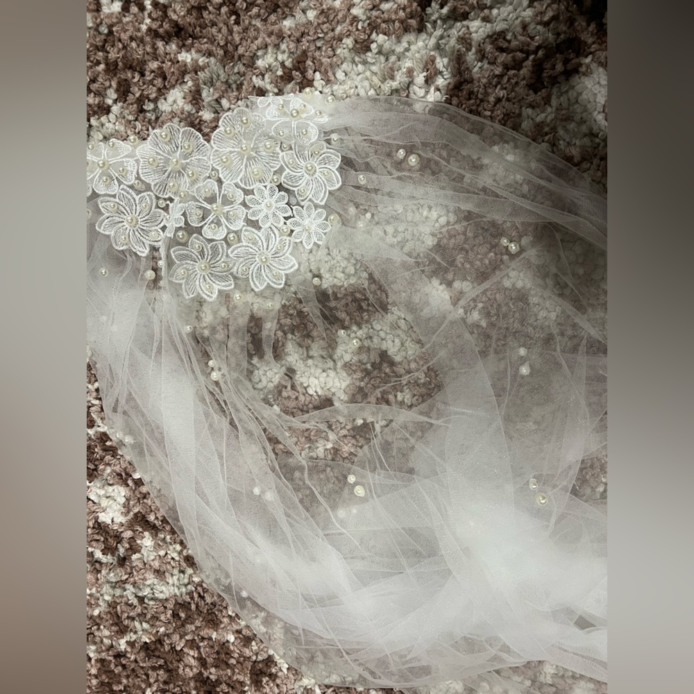 Elegant White Floral Lace Veil